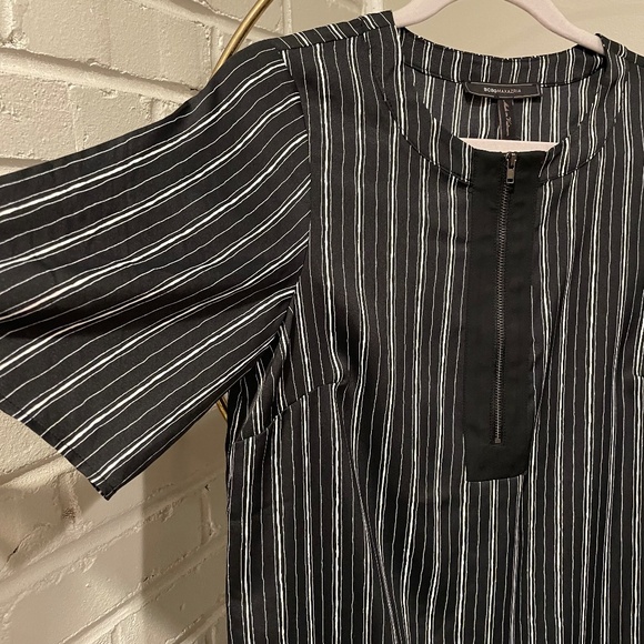 BCBG MaxAzria Tunic Blouse Size XS Black and White. Stylish short-sleeved design - Picture 3 of 9